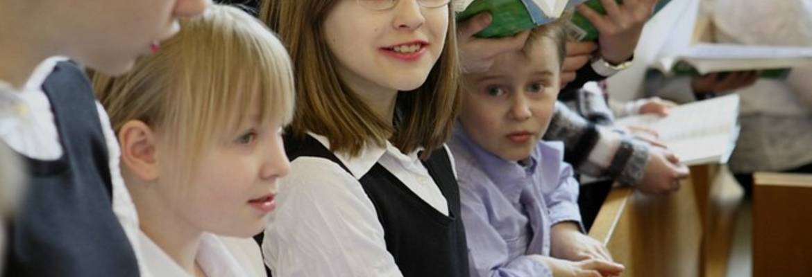 und ein Kinderchor umrahmen den Gottesdienst.