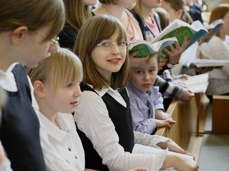 und ein Kinderchor umrahmen den Gottesdienst.