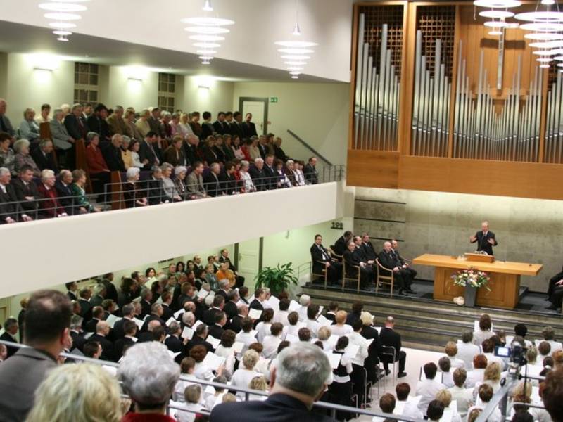 Blick in die bis an die Grenzen gefüllte Kirche.