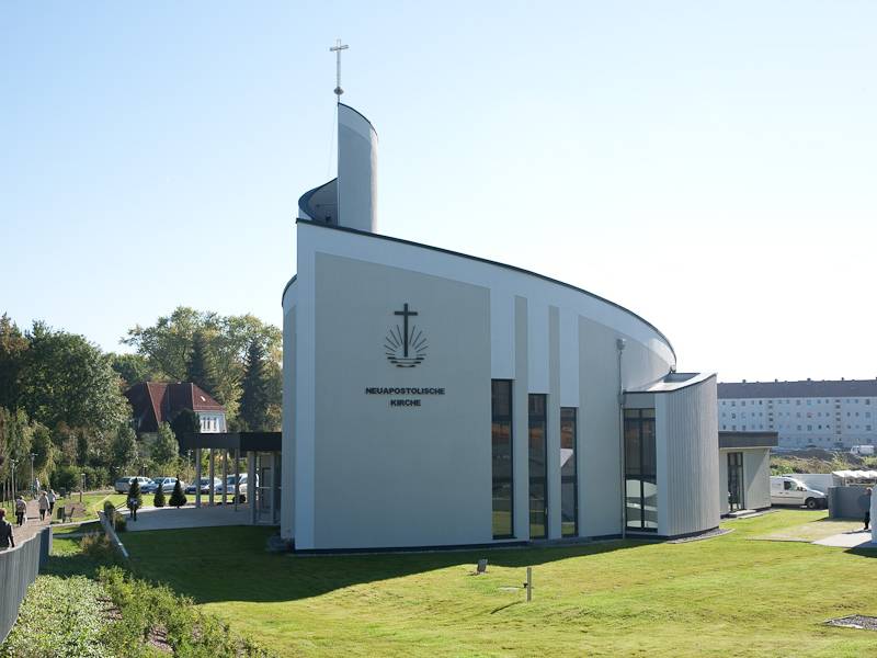 Der Kirchenneubau in Brandenburg steht direkt am Stadtkanal.