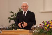 Apostel Danilow dient in seiner Muttersprache russisch.