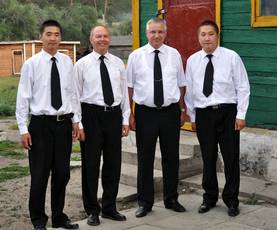 Vor dem Gottesdienst in Scharmr
