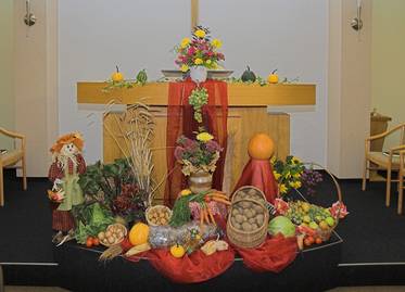 Der geschmückte Altar der Gemeinde Storkow
