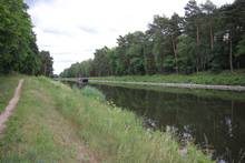 Der Kanal direkt hinter dem Grundstück