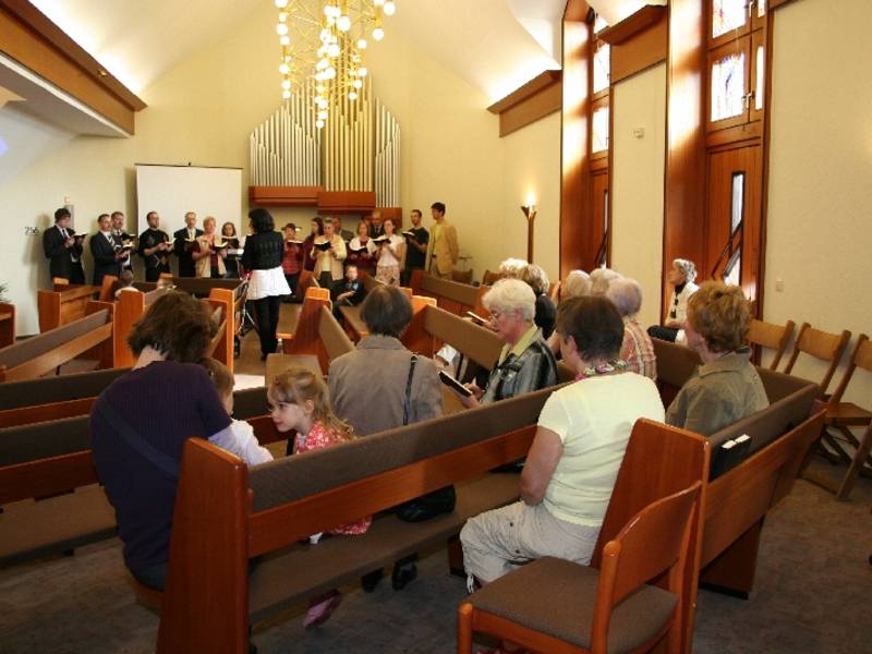Der Gemeindechor umrahmte den Tag der offenen Tür in Strausberg.