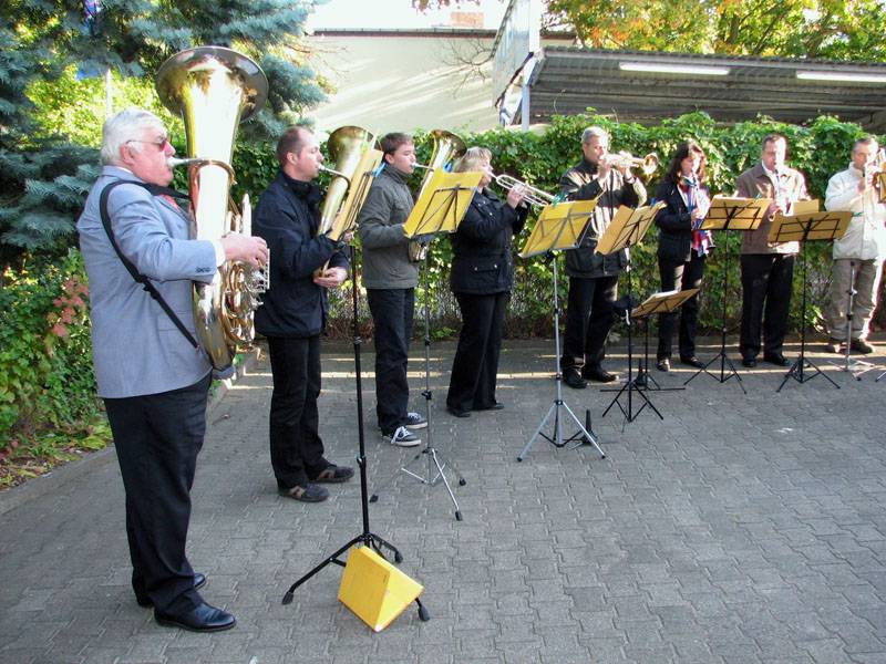 Als Gäste spielen die Turmbläser der Gemeinde Berlin-Humboldthain auf