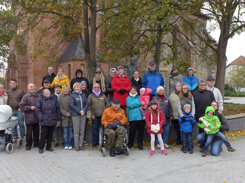 Teilnehmer an der Stadtführung in Schwedt/Oder vor der Evangelischen Stadtkirche St. Katharinen