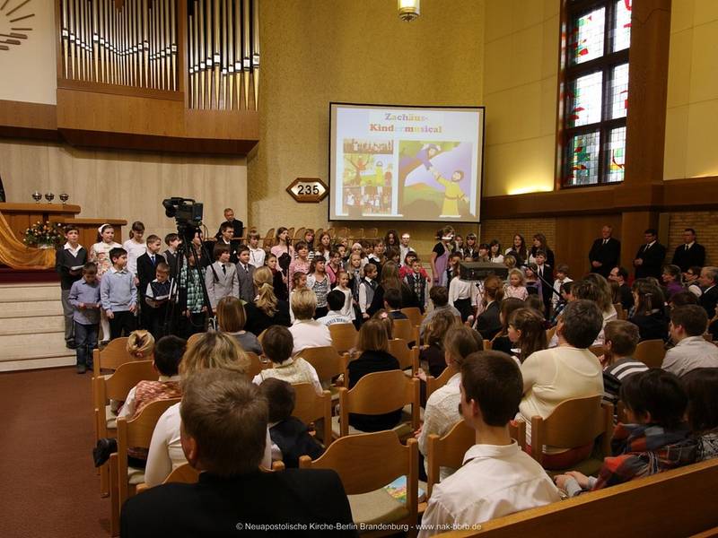 Im Anschluss wird den Kindern das Musicalprojekt "Zachäus" vorgstellt.