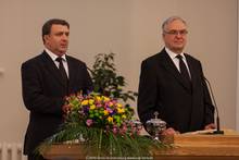 Stammapostel Leber am Altar mit Übersetzter Sergej Jewstignejew.
