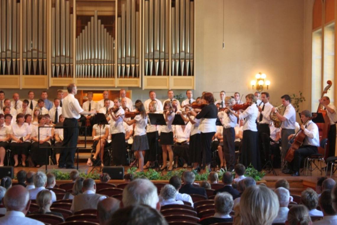 und das Orchester des Kirchenbezirks mit.