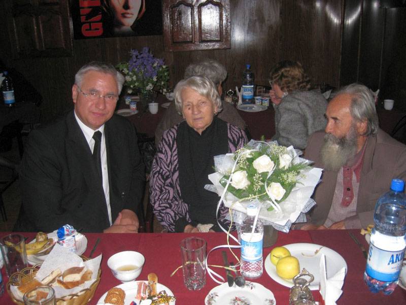 Bezirksapostel Nadolny mit einem Ehepaar aus der Gemeinde Aschgabat