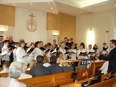 Der Chor trägt Lieder zu diesem besondern Gottesdienst vor.