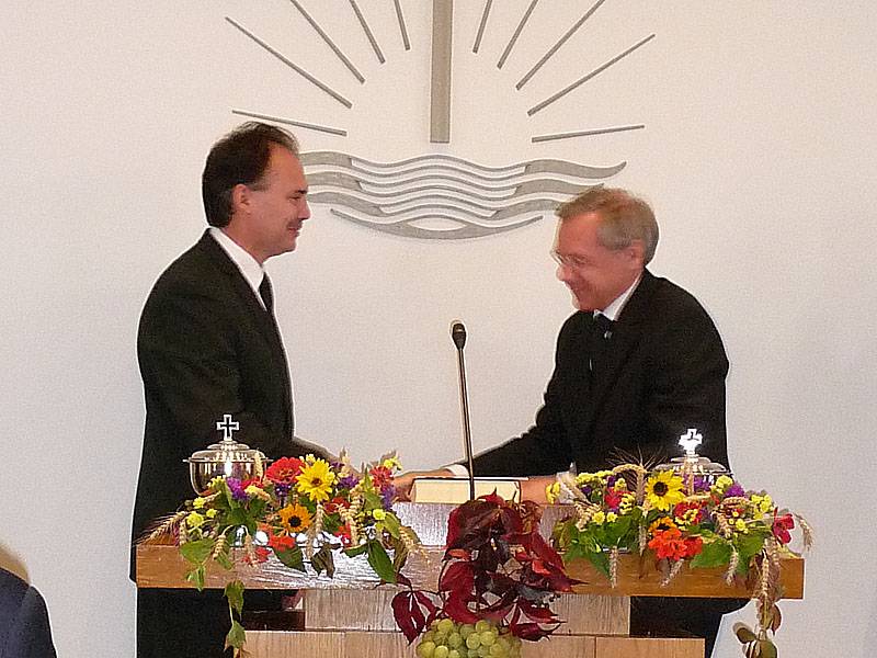 Bischof Harald Bias (r.) mit dem den neuen Angermünder Vorsteher, Evangelist Przelozny