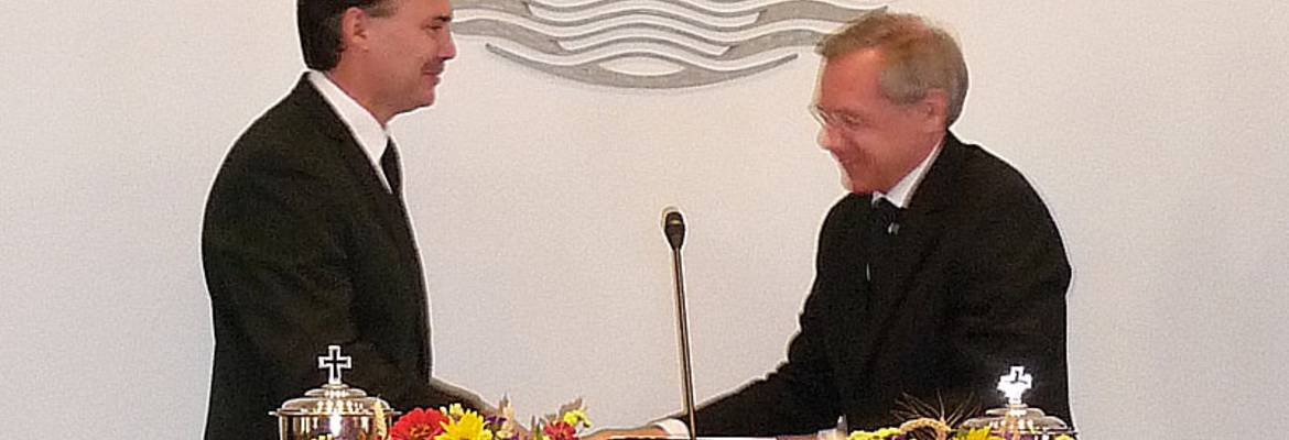 Bischof Harald Bias (r.) mit dem den neuen Angermünder Vorsteher, Evangelist Przelozny