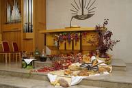 Wein, Trauben, Brot und Getreide - der Altarschmuck der Gemeinde Potsdam