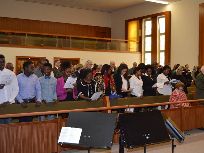 Ein Blick in die Gemeinde beim Gottesdienst