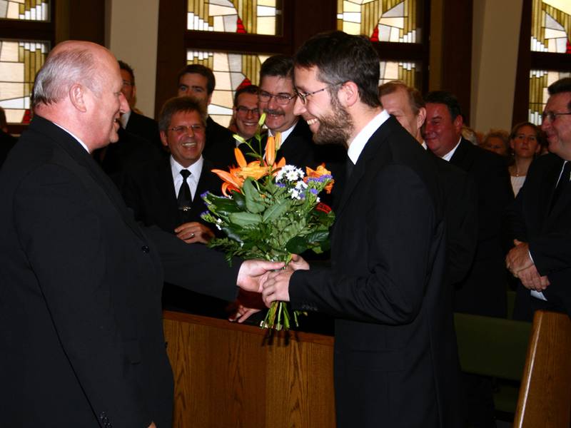 Blumen für den neu ordinierten Priester Söhlke.