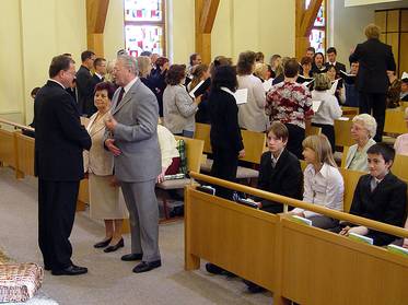 Ein Ehepaar aus der Gemeinde empfängt den Segen zur Goldenen Hochzeit