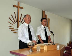 Apostel Bastrikow mit Dolmetscher, Bezirksältesten Gambold, am Altar in Ulan Bator