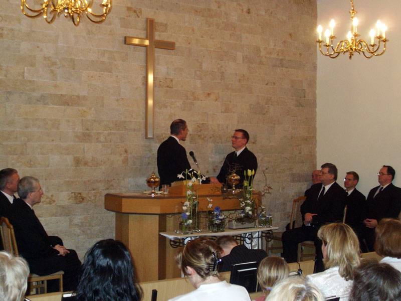 Apostel Katens (l.) beauftragt den neuen Vorsteher, Priester Enrico Kleinschmidt