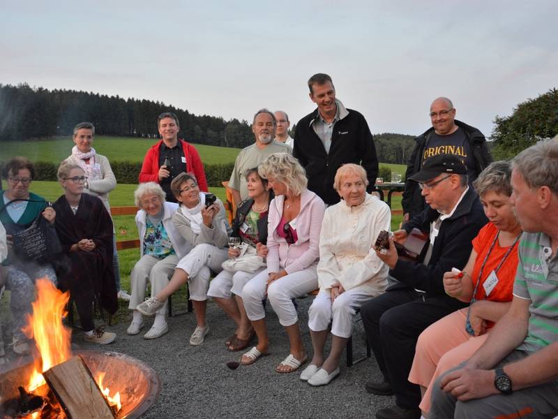 Der Samstag klingt am Lagerfeuer aus