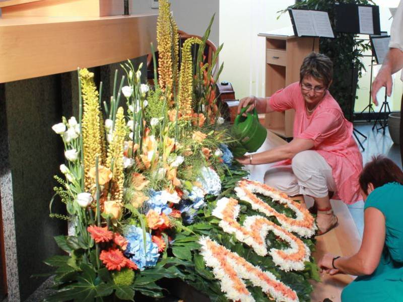 Blumen für den Sonntag stecken, waren ebenso...