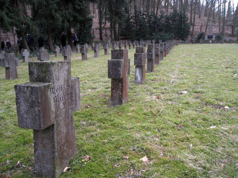 Viele Grabsteine erinnern an die Opfer der Weltkriege