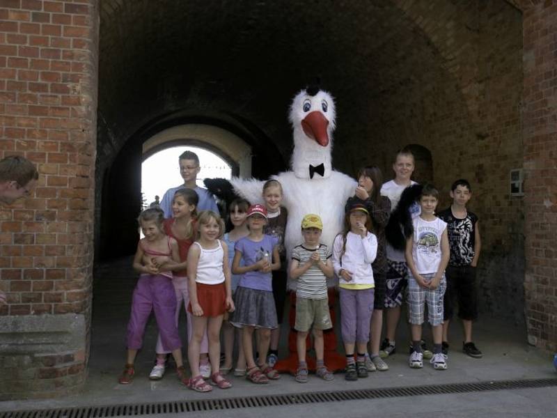 Das Storkower Wappentier "Storkie" mit den Kindern