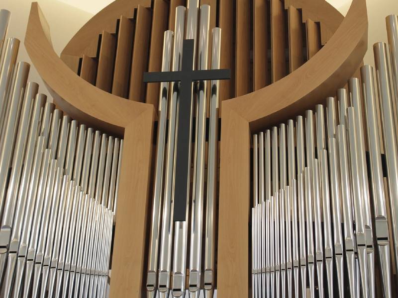 Der Altarraum wird vom Orgelprospekt dominiert.