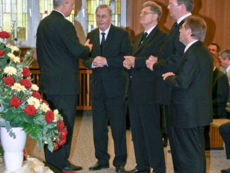 Zurruhesetzung und Ordination: Bezirksapostel Nadolny (l.) mit Priester Gabriel, Hirte Motzkus, Evangelist Krack und Priester Waschke (v.l.n.r.)