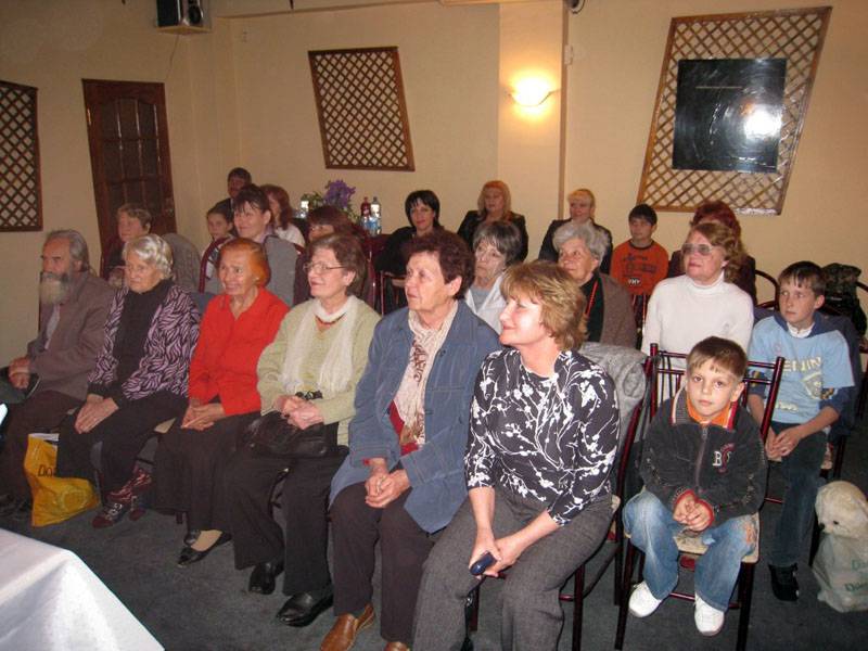 Die Gemeinde in Aschgabat hat sich zum Gottesdienst im Hinterraum eines Cafés versammelt