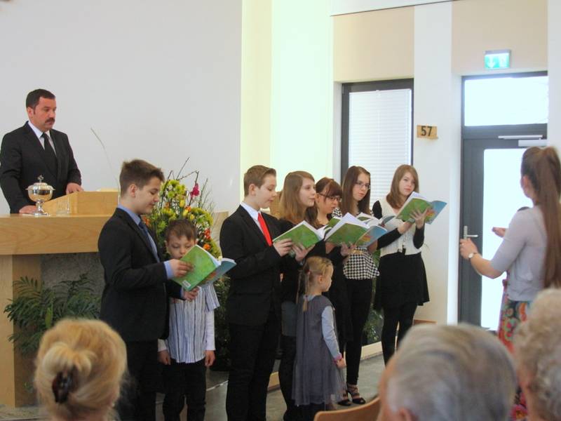 der Kinderchor stimmten auf den Gottesdienst ein.