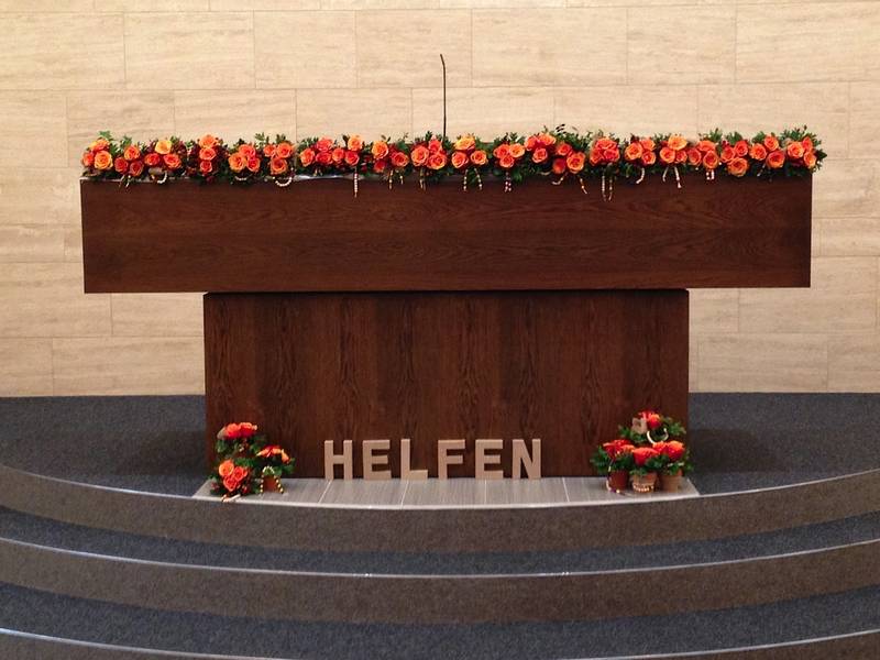 den Altar gesteckt.
