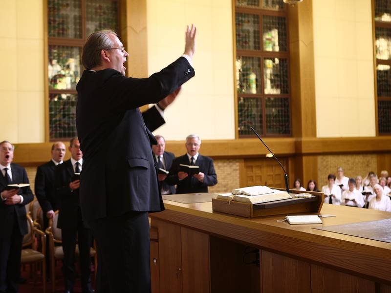 Beim Schlusslied dirigiert Schulchordirigent Thomas Krack alle Anwesenden.