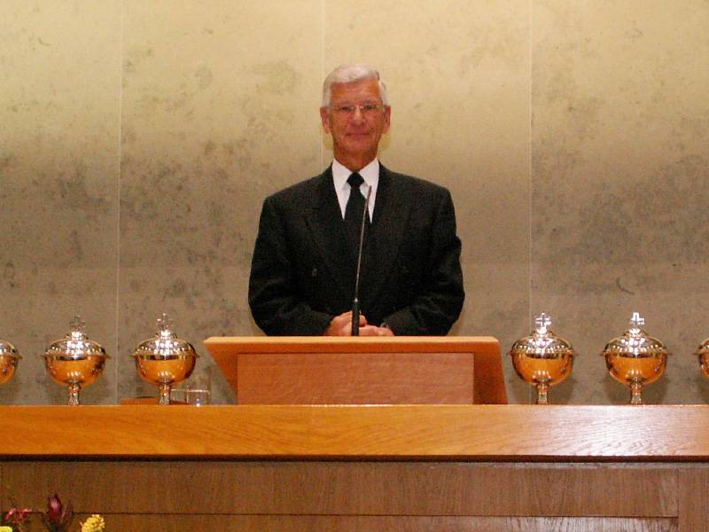 Bezirksapostel Wilfried Klingler im Gottesdienst.
