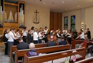 ... das Orchester der Gemeinde spielt, ...