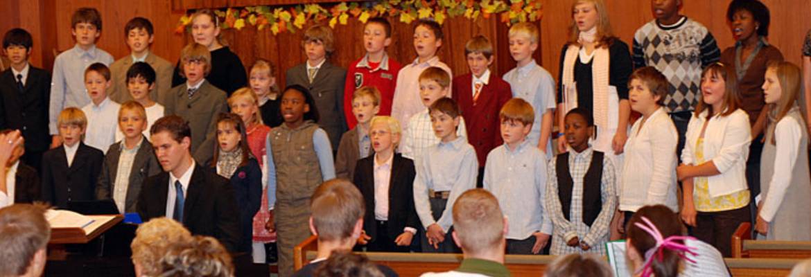 Vier Stücke trägt der Kinderchor zum Programm bei