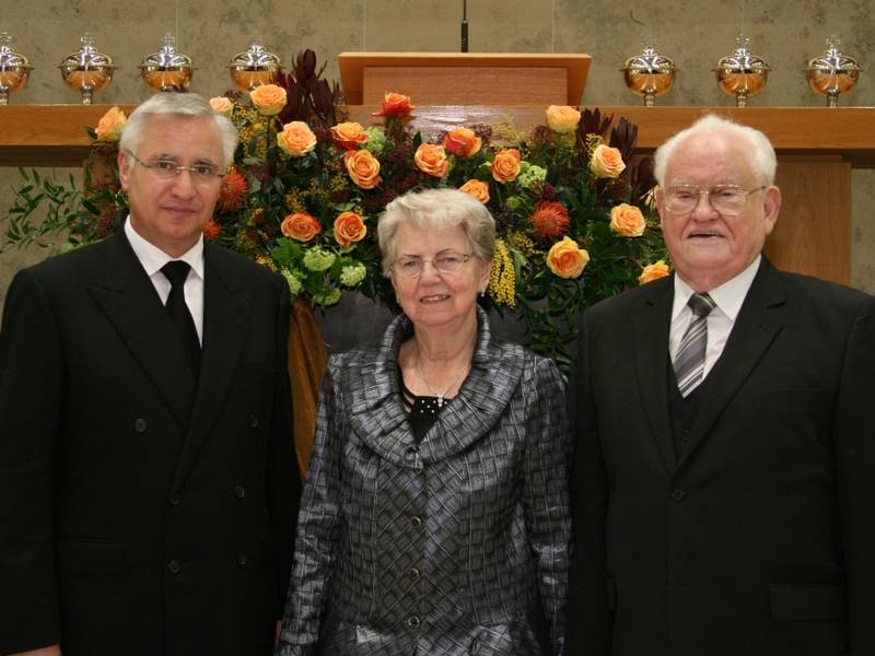 Das Diamantene Paar vor dem Altar.