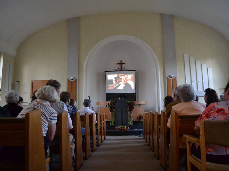 so wie einen entsprechenden Film zu sehen.