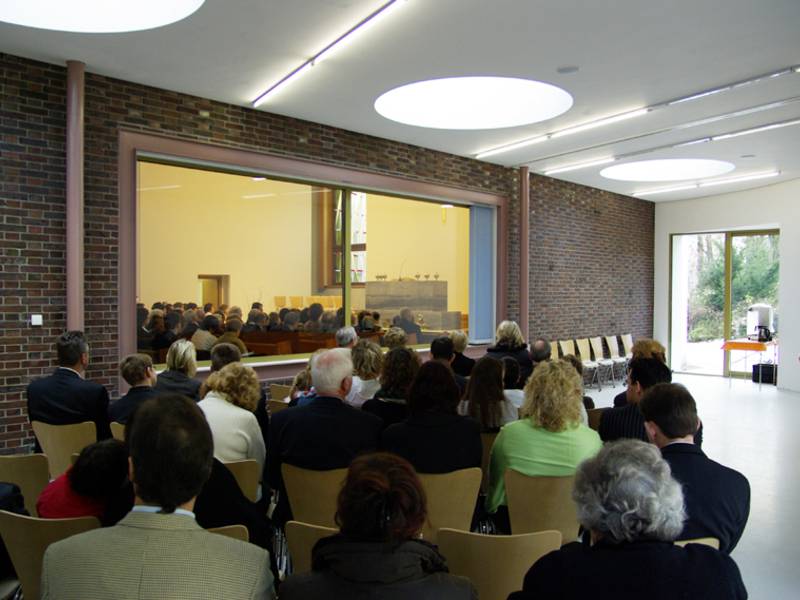 Blick aus dem neuen Anbau zum Altar