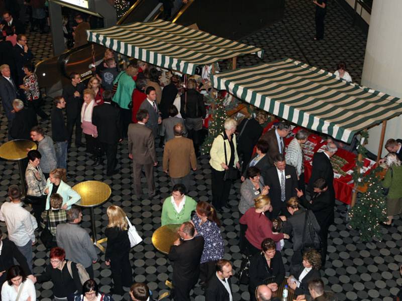 Vor dem Saal lädt ein Weihnachtsmarkt zum Flanieren ein - und zum CD-Kauf