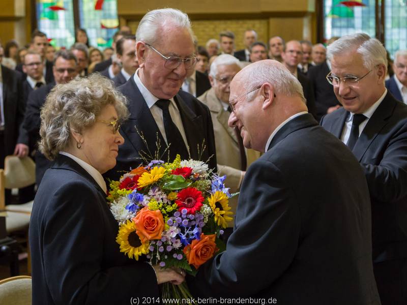 Bezirksapostel Nadolny und Apostel Berndt gratulieren dem Diamantenen Hochzeitspaar.