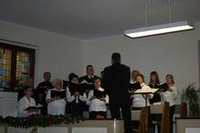 Der Chor singt Lieder zur Adventszeit.