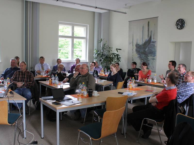 22 Teilnehmer aus den Kirchenbezirken sind im Konferenzsaal versammelt.