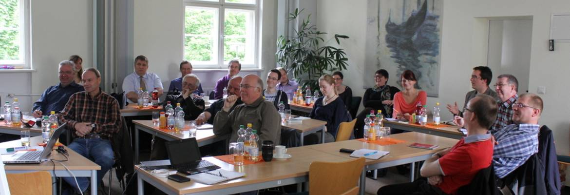 22 Teilnehmer aus den Kirchenbezirken sind im Konferenzsaal versammelt.