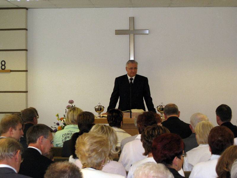 Bezirksapostel Nadolny während des Weihegottesdienstes
