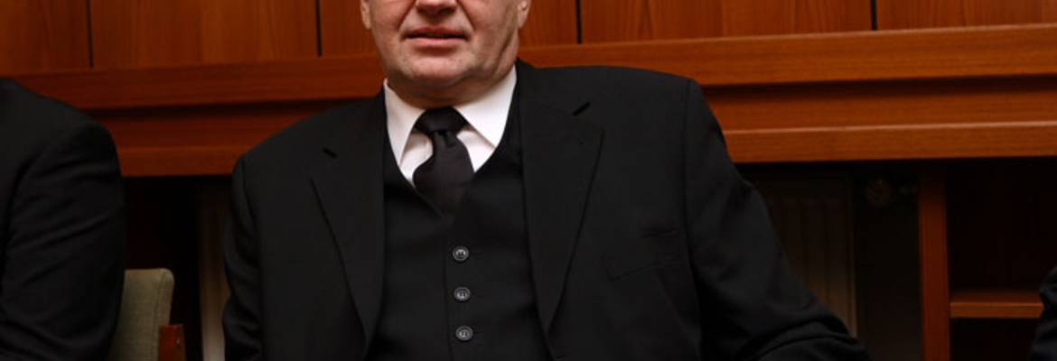 Stammapostel Leber vor Beginn des Gottesdienstes in der Sakristei