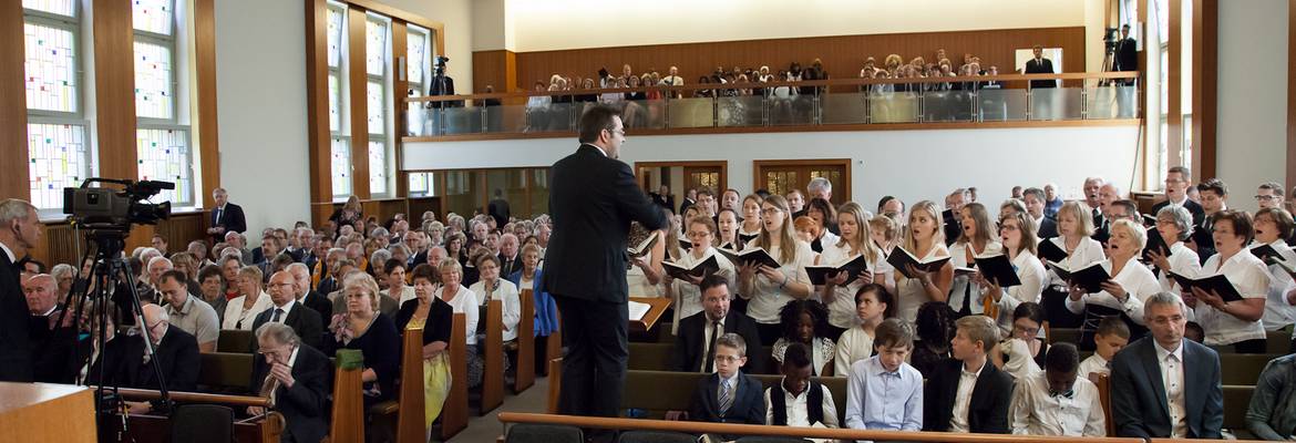 Gottesdienst in der vollbesetzten Gemeinde Berlin-Wilmersdorf