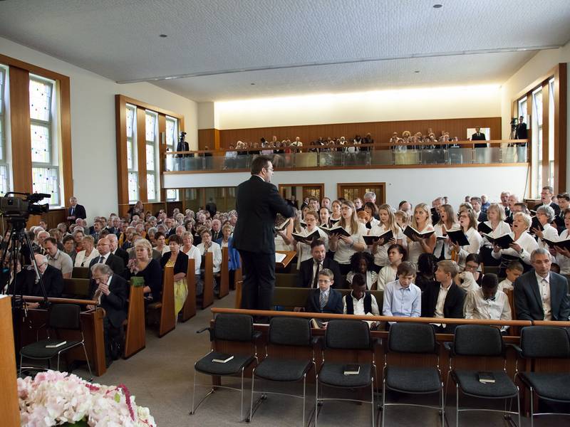 Gottesdienst in der vollbesetzten Gemeinde Berlin-Wilmersdorf