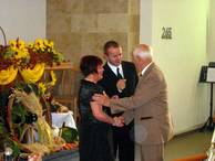 Im Rahmen des Erntedankgottesdienst empfängt ein Paar den Segen zur Silberhochzeit